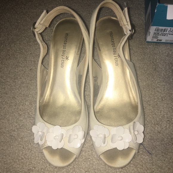 Montego Bay Club ivory flower wedges - Picture 2 of 6